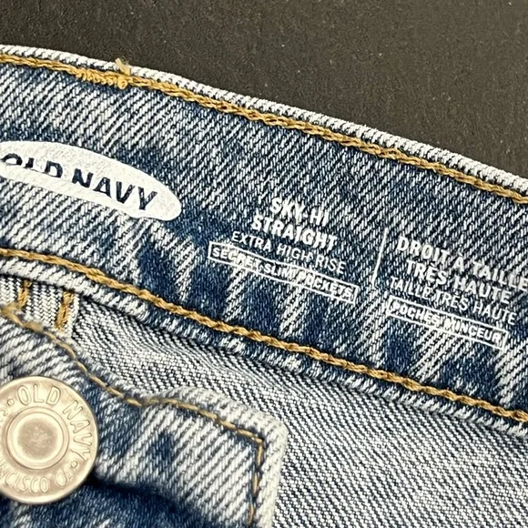 Lightwash Distressed Jeans - Picture 8 of 8